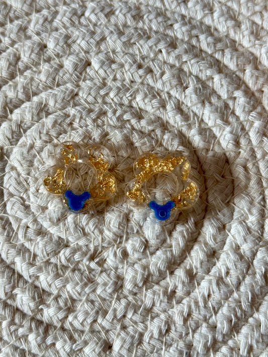 Pampilles en résine, feuilles d’or et tête bleue de souris