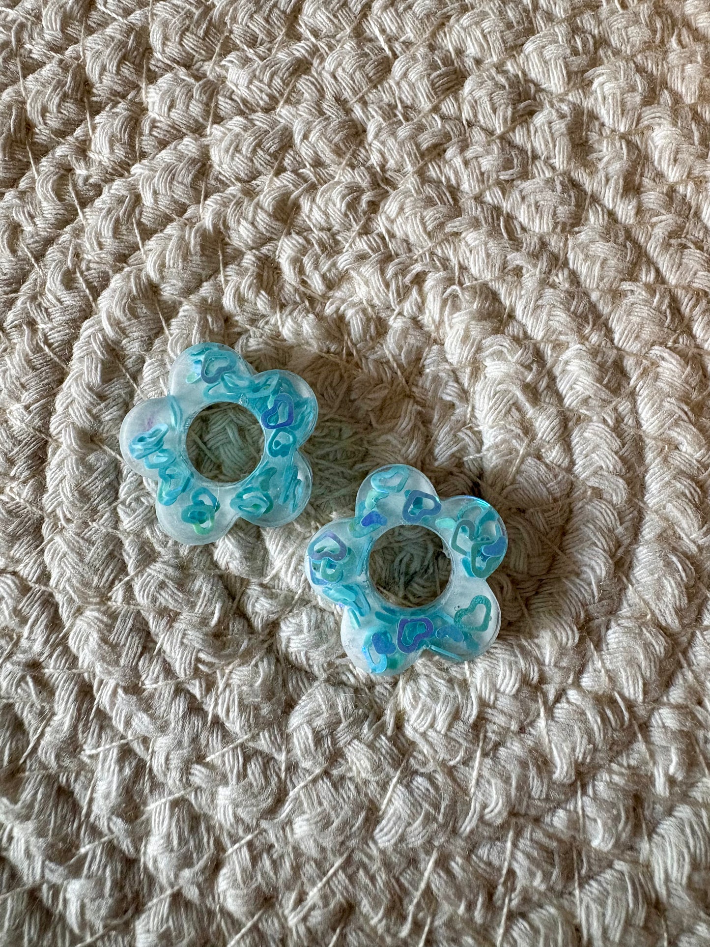 Pampilles en résine avec petits cœurs bleus