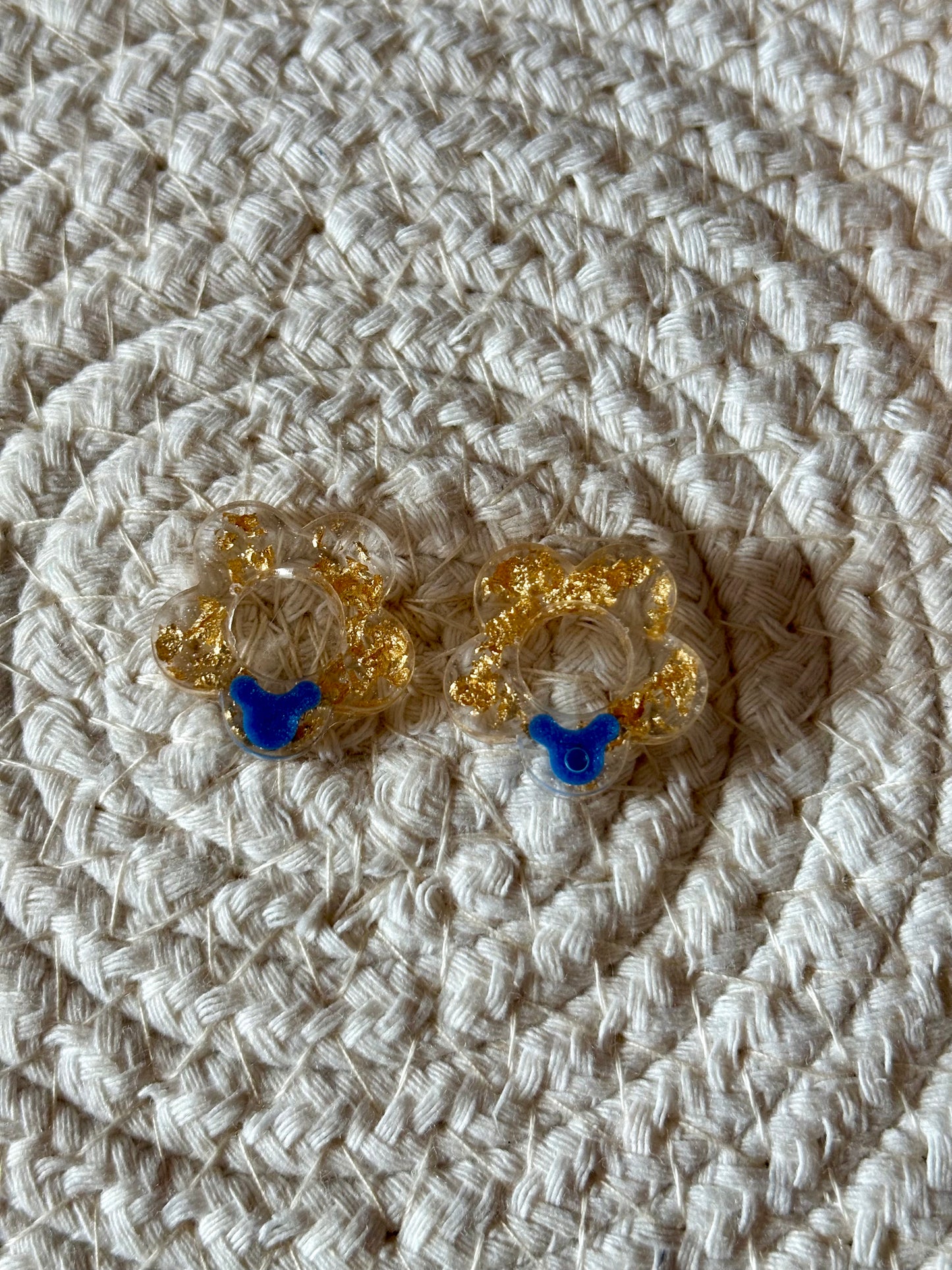 Pampilles en résine, feuilles d’or et tête bleue de souris